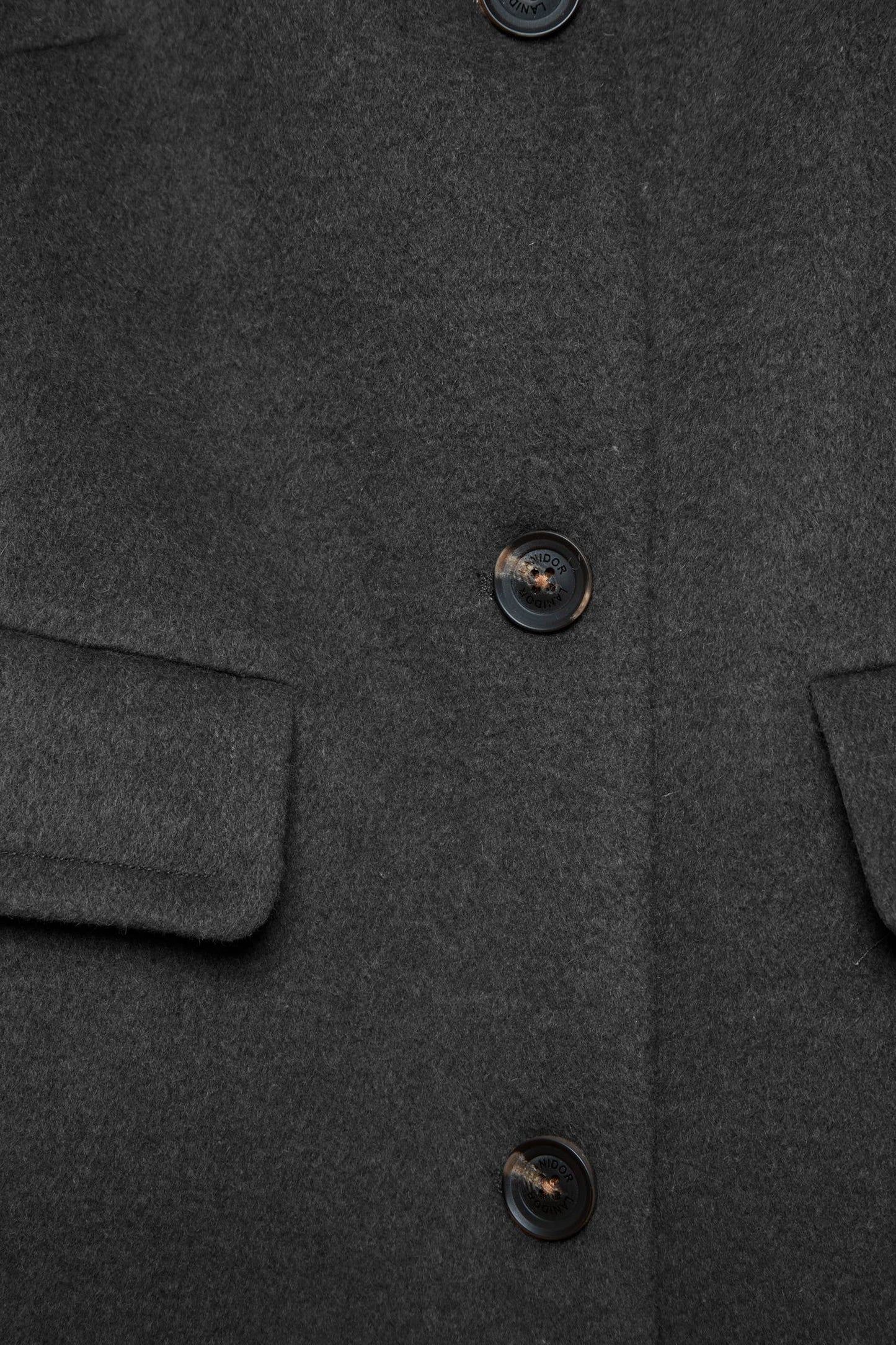 Cappotto lungo minimal con colletto classico