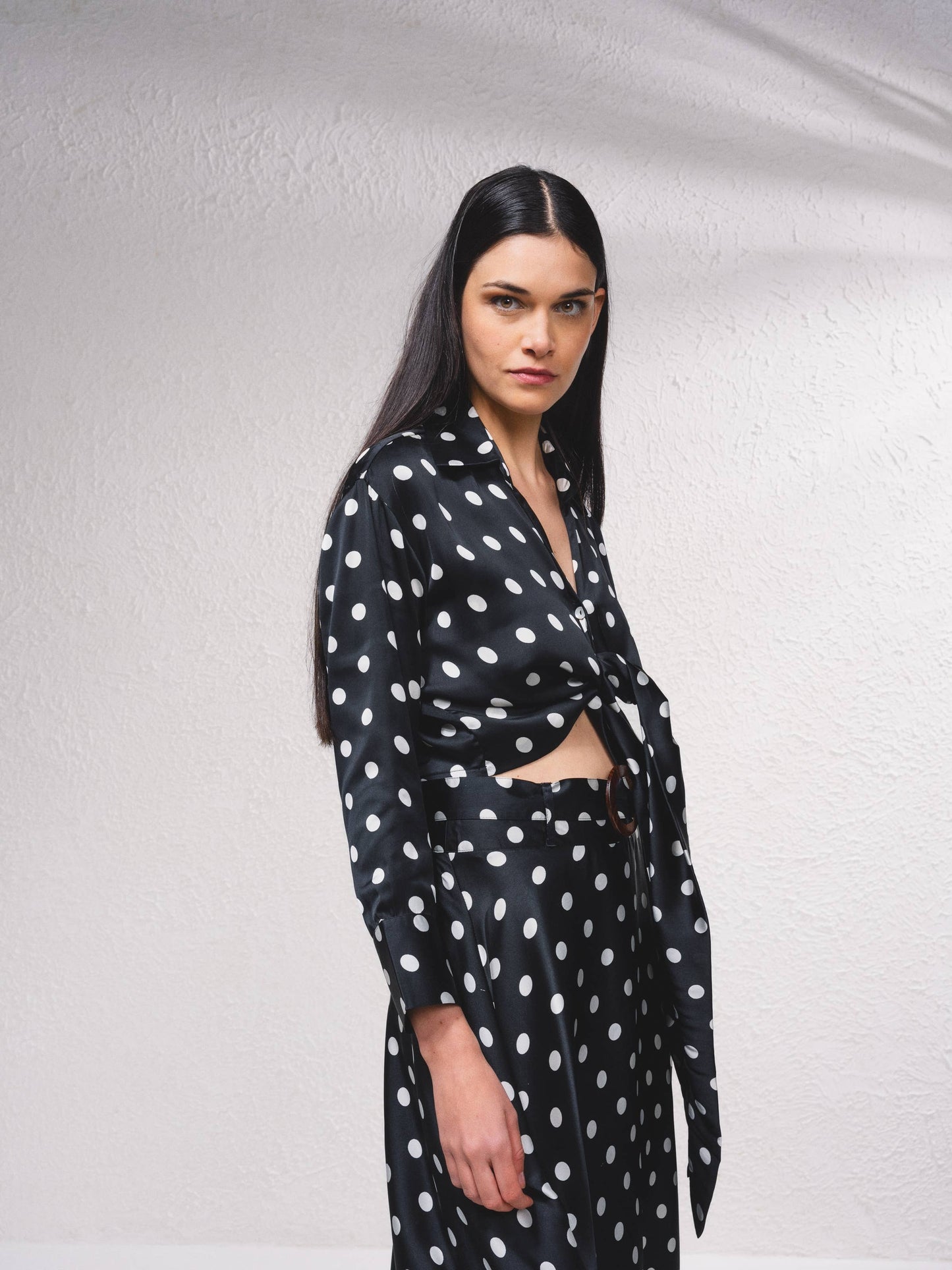 Blusa satinata a pois con fiocco