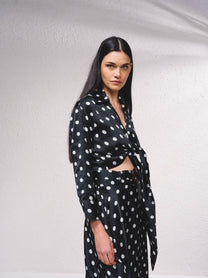 Blusa satinata a pois con fiocco