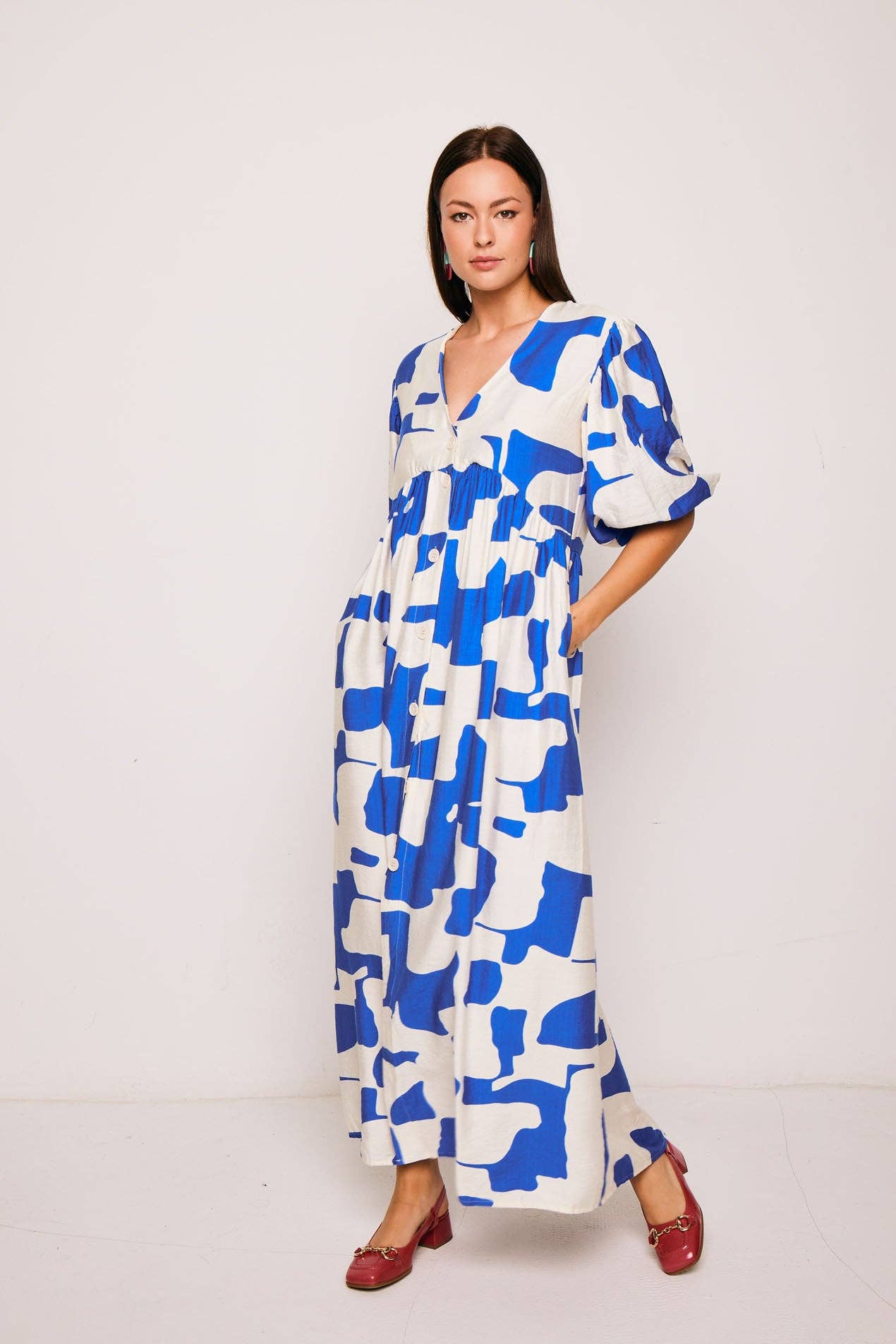 Abito lungo oversize con stampa astratta blu