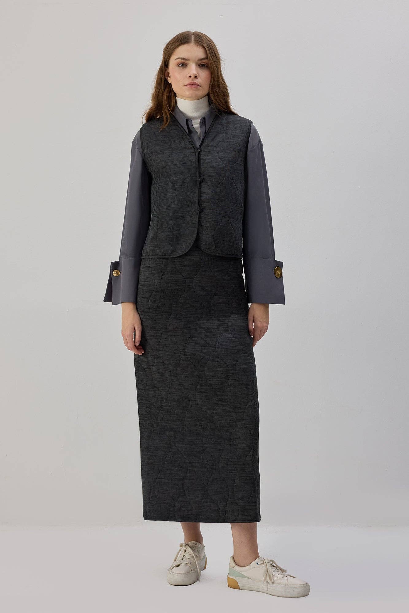 Completo donna con gilet trapuntato e gonna lunga