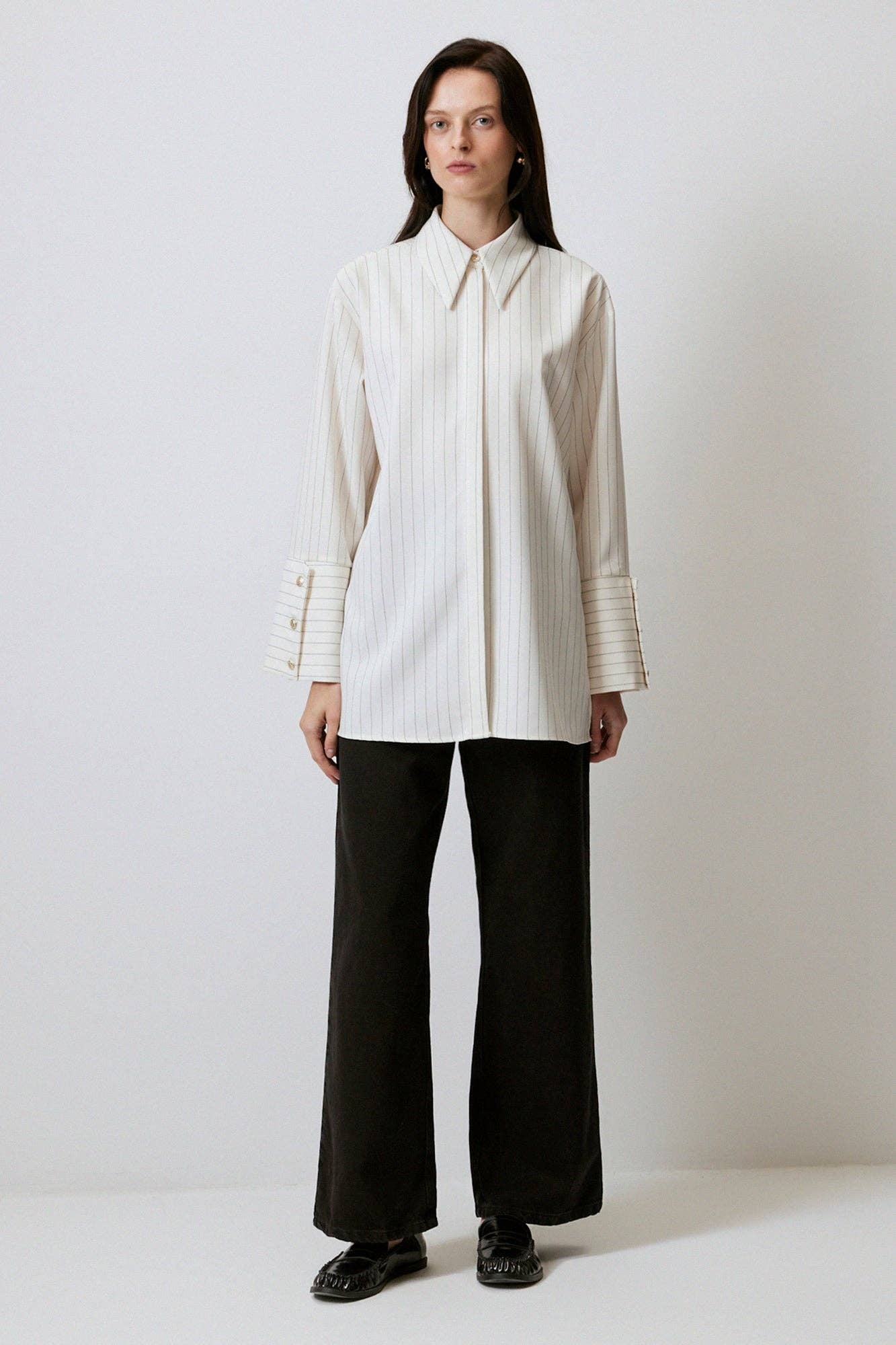 Camicia a righe crema con polsini maxi