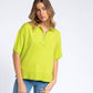 Polo in maglia leggera con scollo a V e profili a contrasto