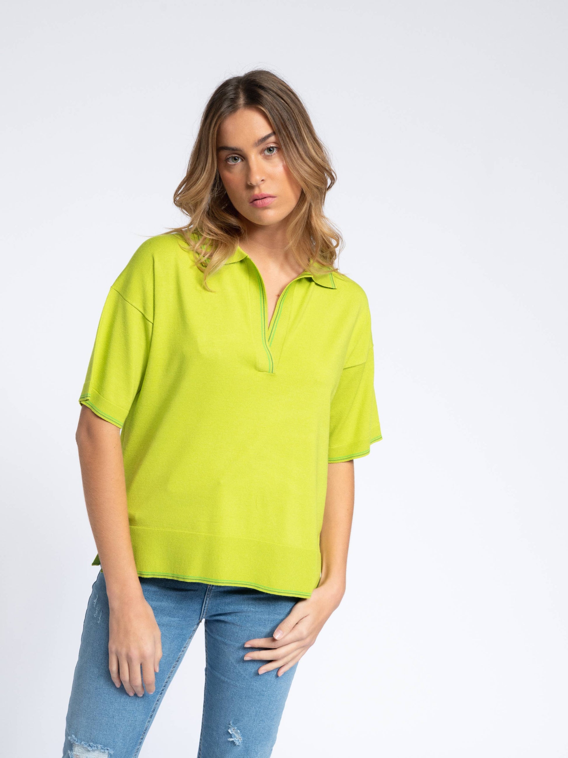 Polo in maglia leggera con scollo a V e profili a contrasto