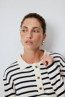 Maglione a righe con colletto polo