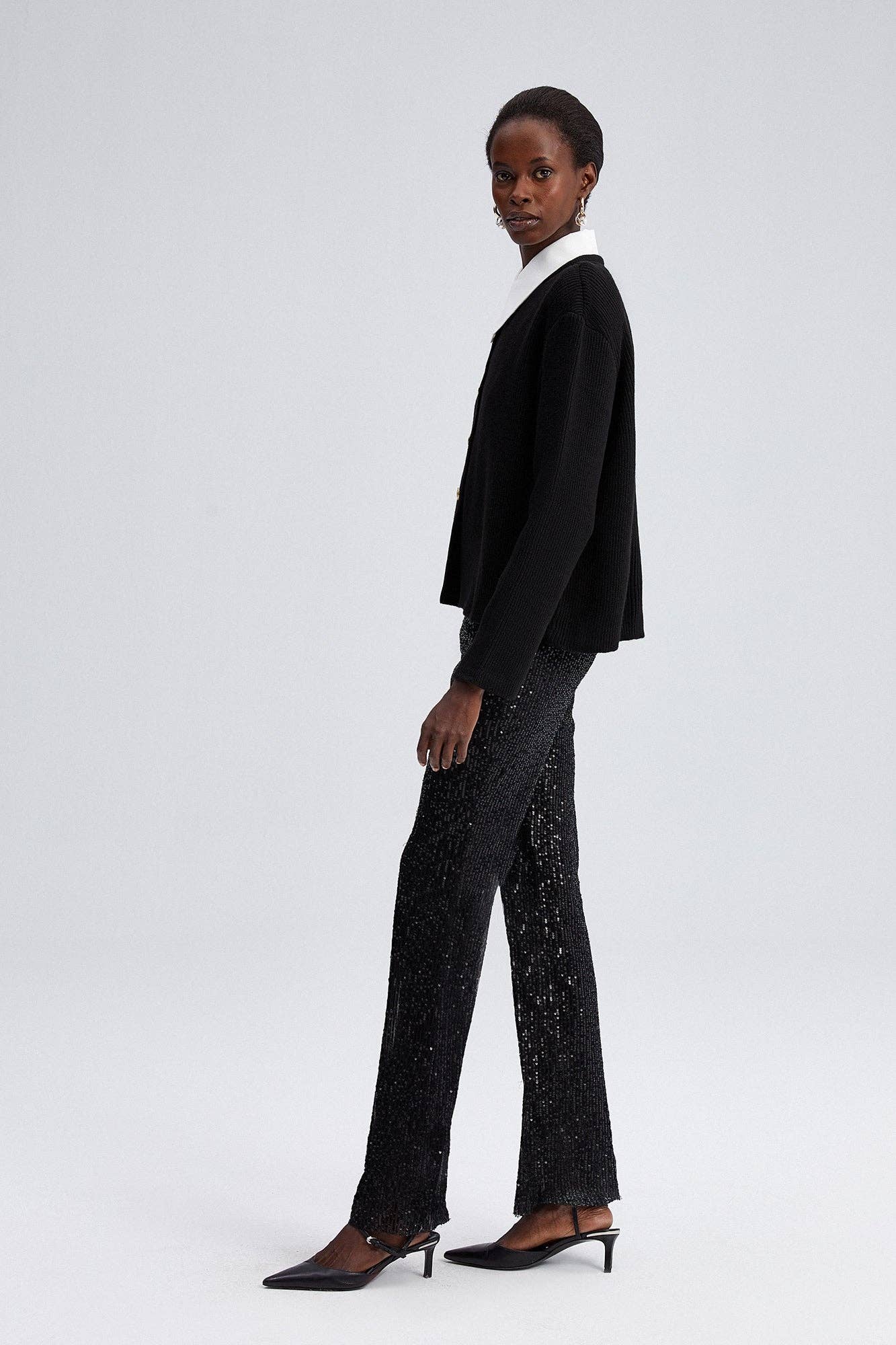 Cardigan nero in maglia con bottoni dorati