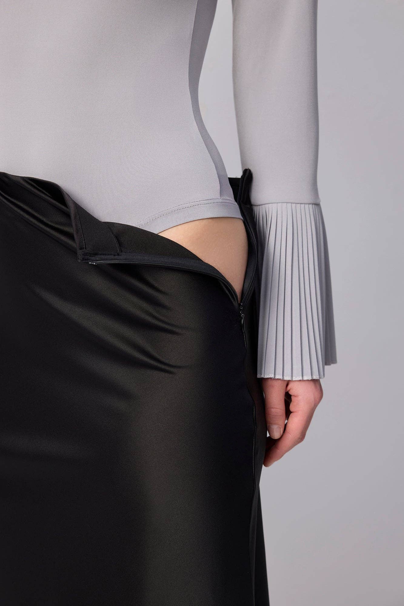 Body grigio a maniche lunghe con polsini plissettati