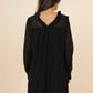 Abito corto in pizzo nero con scollo a V e volant