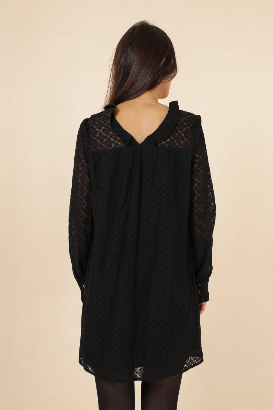 Abito corto in pizzo nero con scollo a V e volant