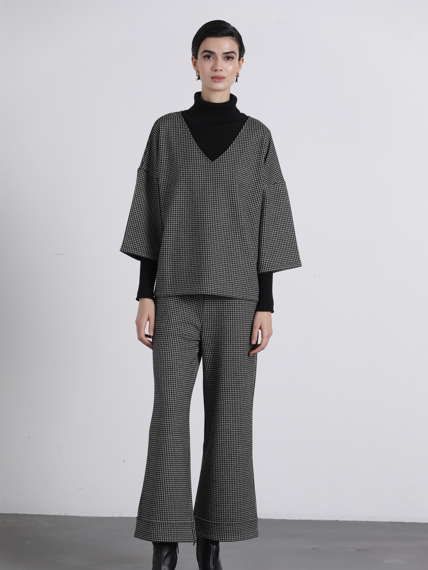 Felpa in maglia a micro quadretti con scollo a V