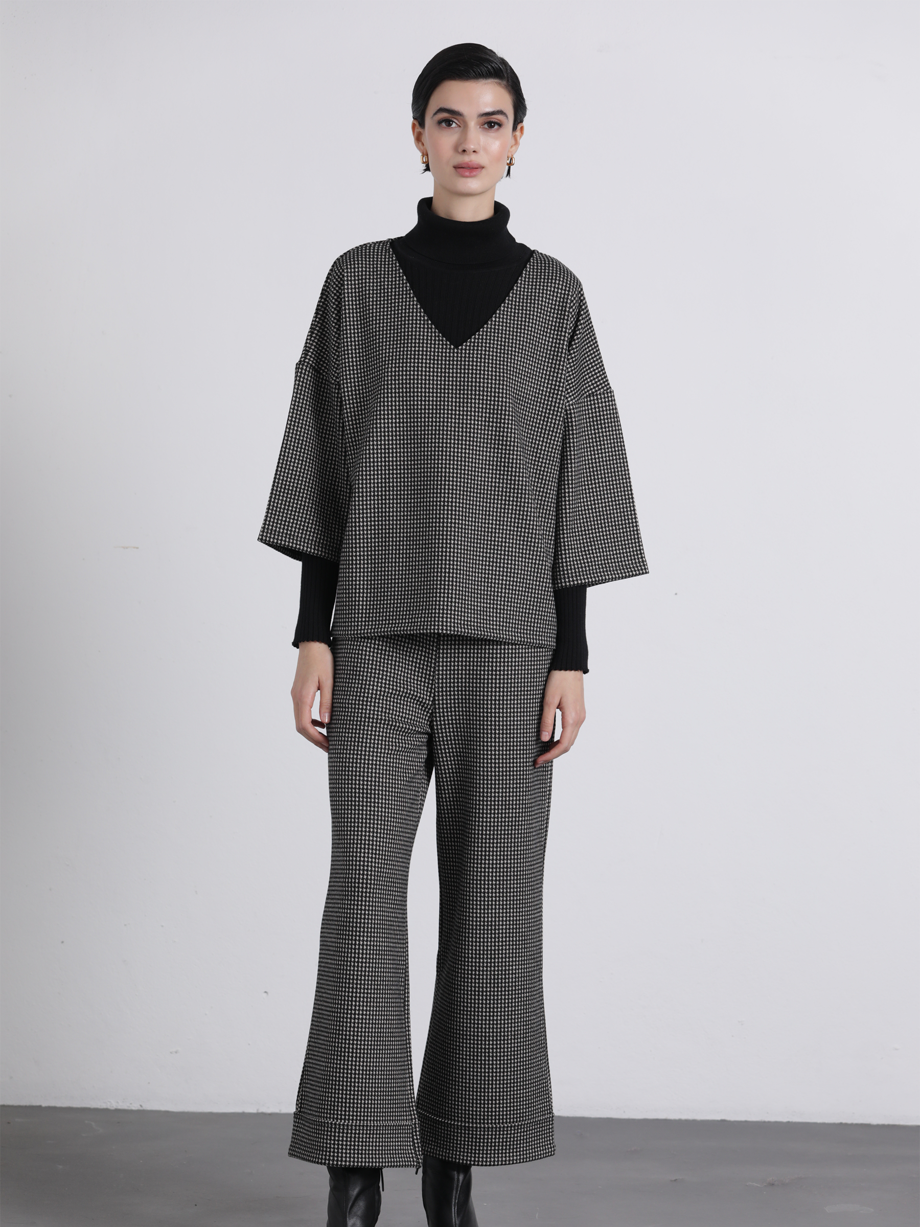 Felpa in maglia a micro quadretti con scollo a V