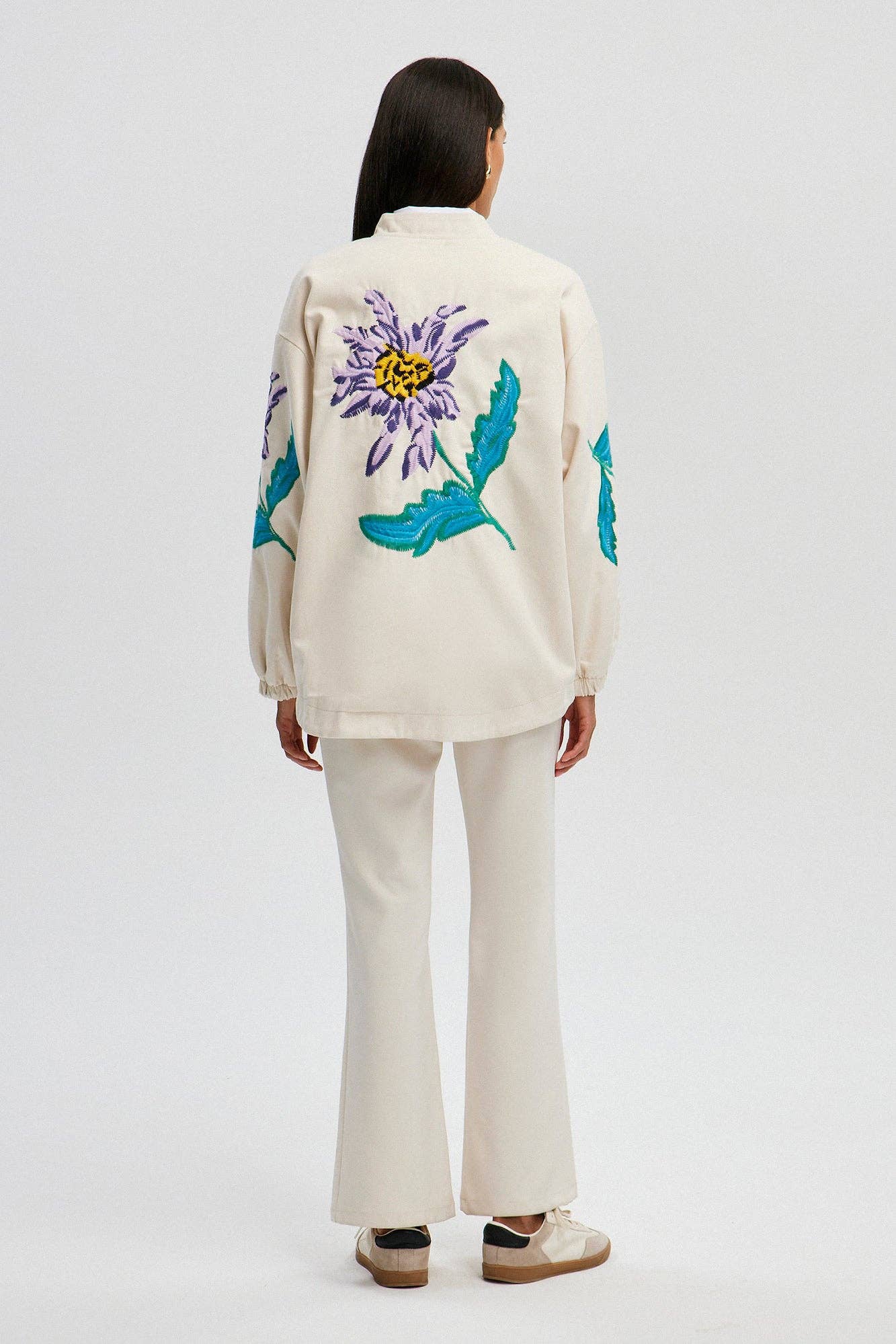 Giacca in denim naturale con ricamo floreale