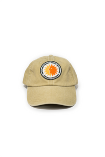 Cappellino in cotone biologico color sabbia con patch ricamata