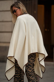 Poncho in lana con bordatura a contrasto