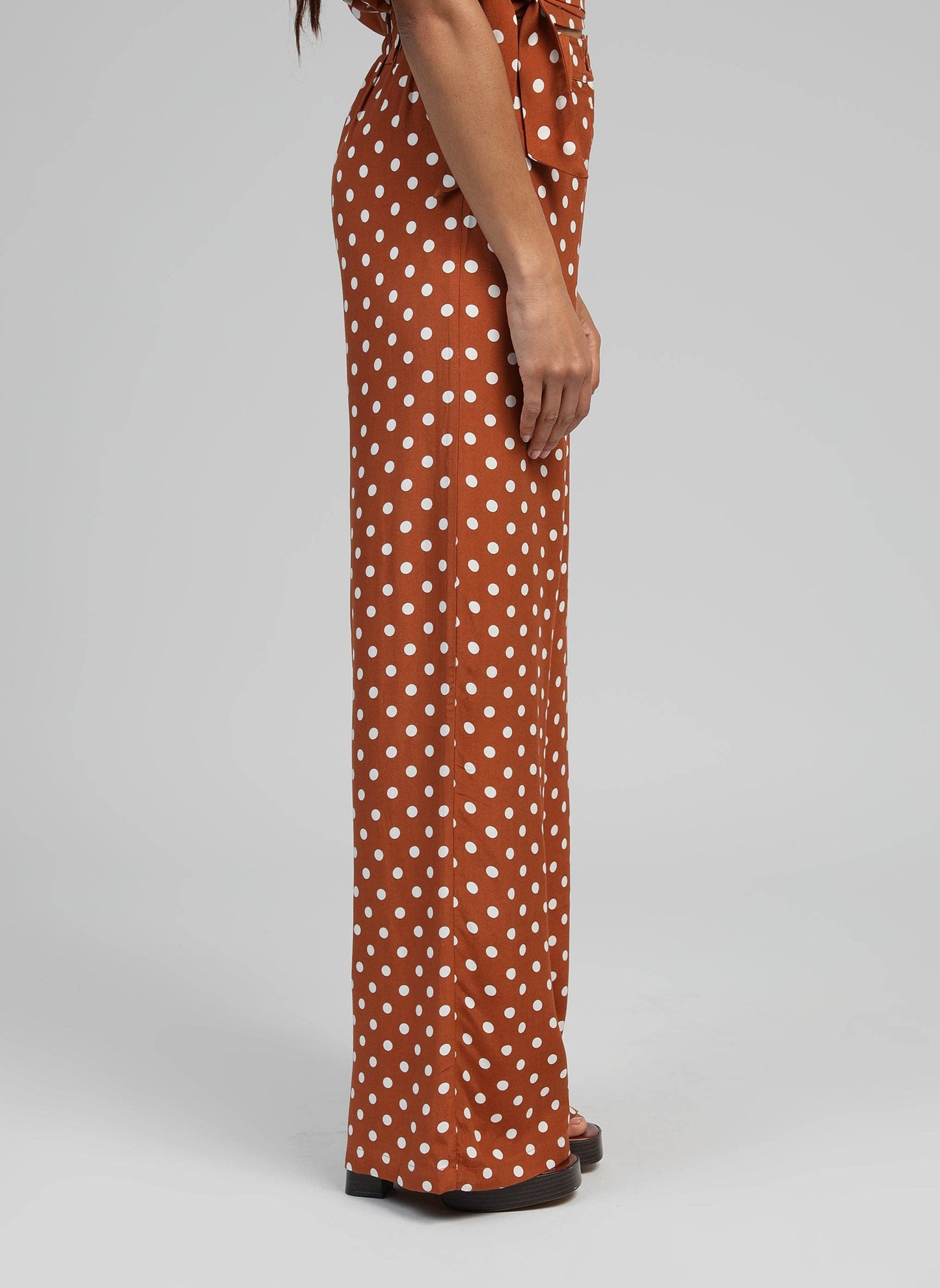 Pantaloni flare a pois caramello a vita alta