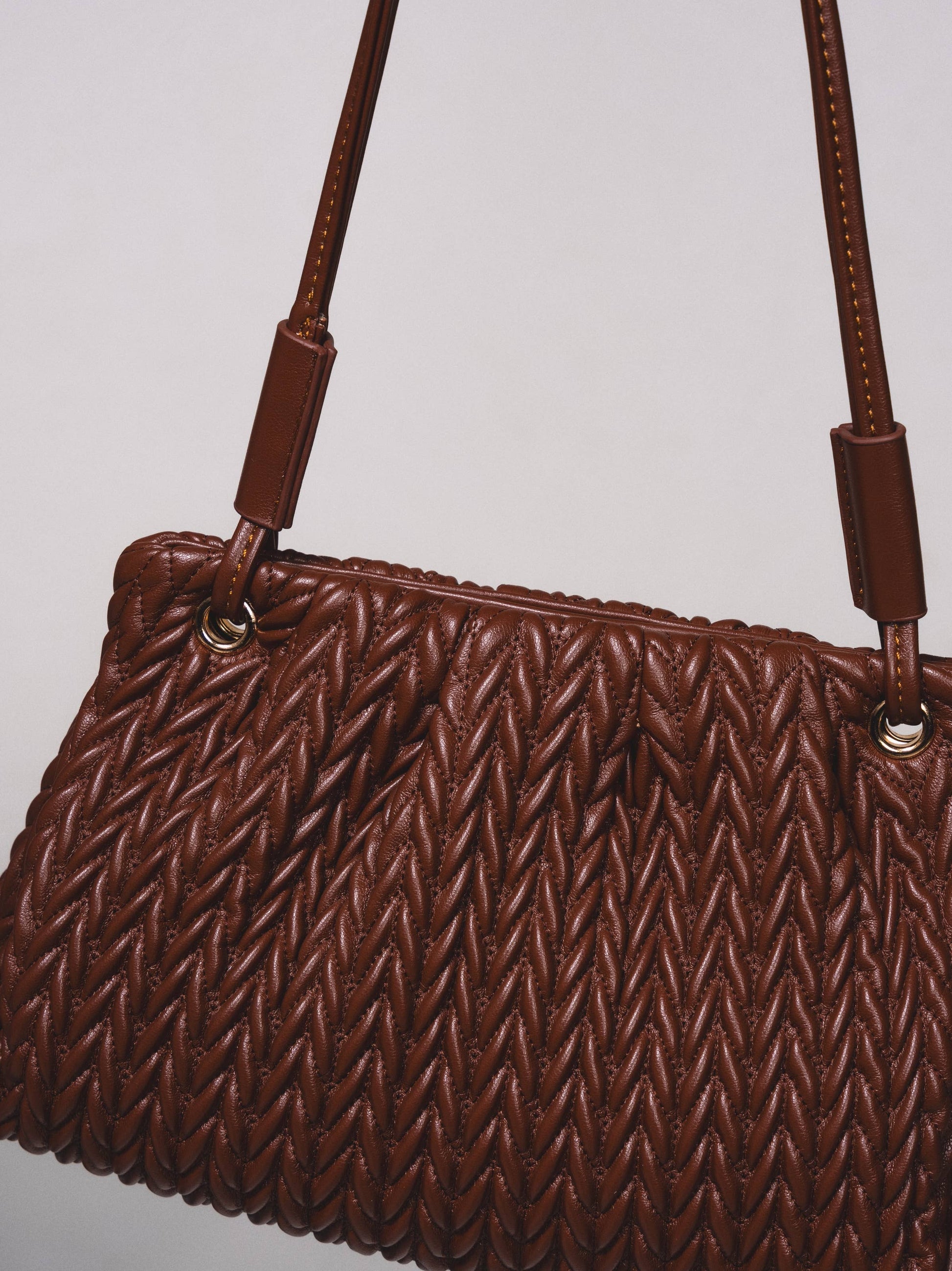 Borsa a tracolla intrecciata con chiusura magnetica