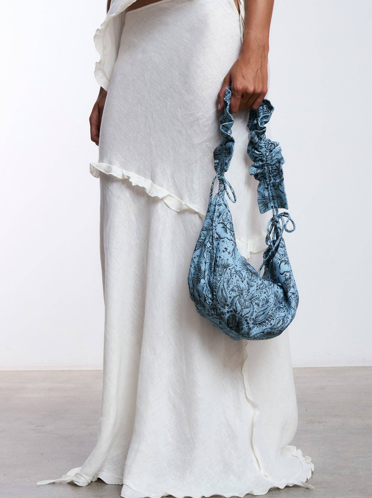 Mini borsa stampata blu con manico arricciato