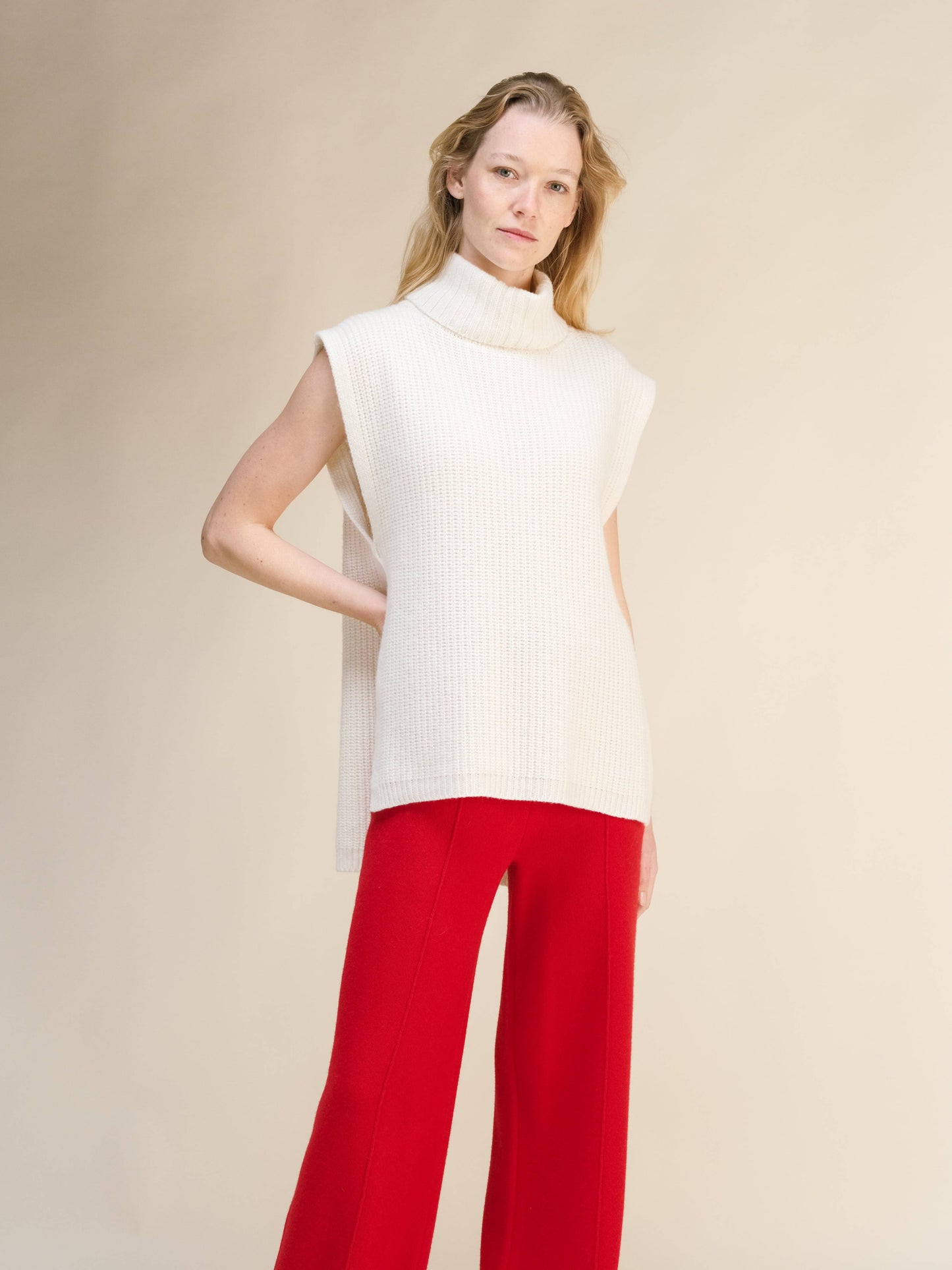 Tunica smanicata a collo alto in misto cashmere