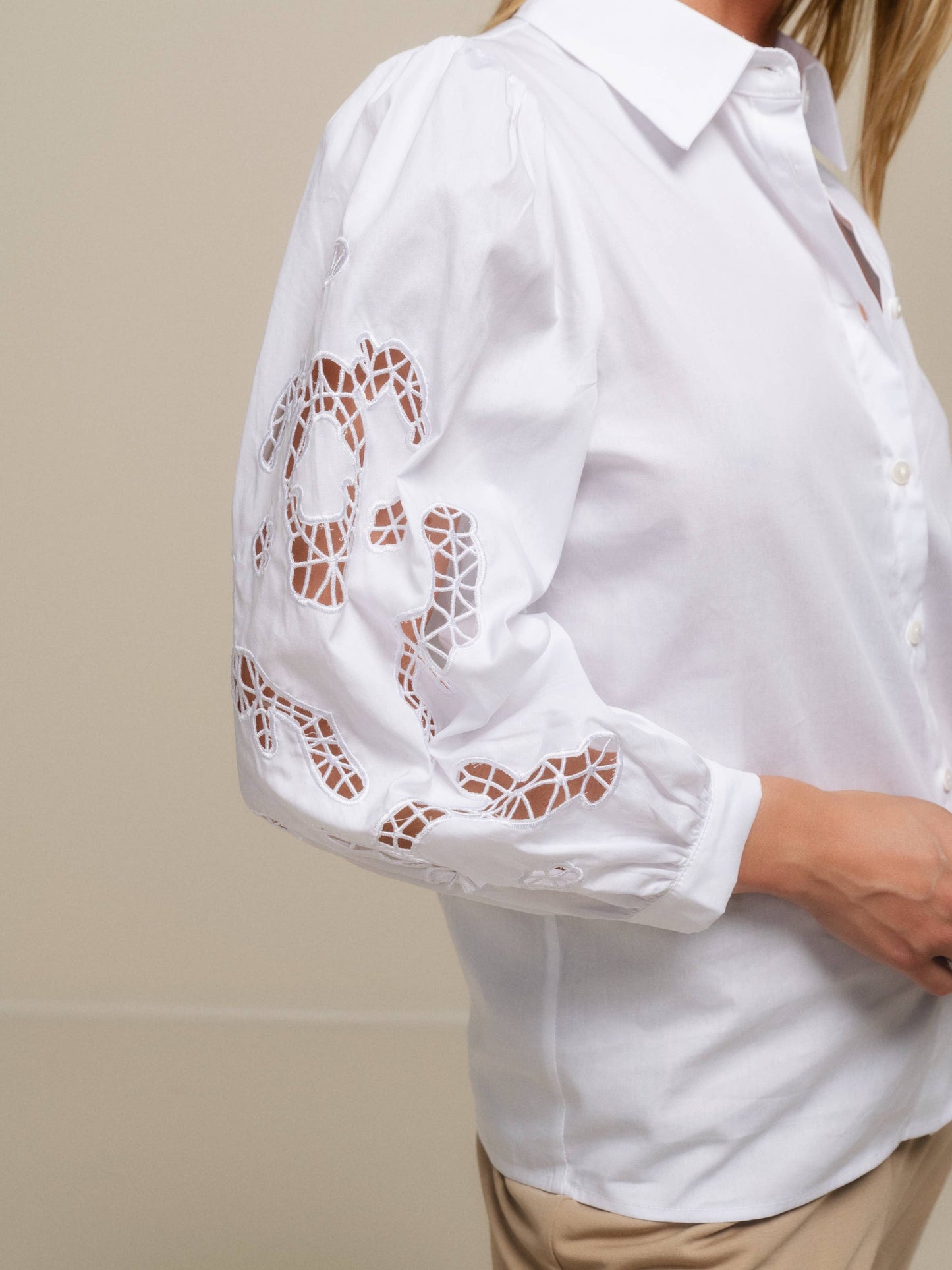 Blusa in cotone con maniche ricamate