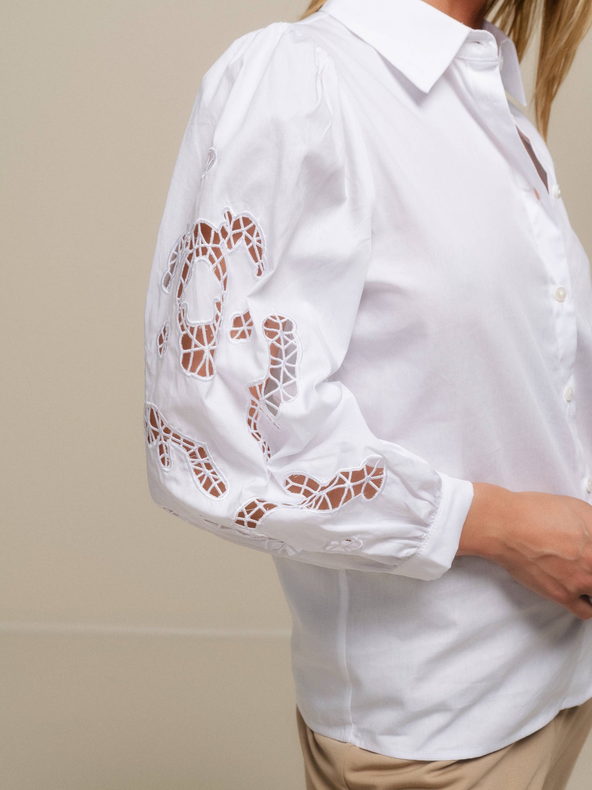 Blusa in cotone con maniche ricamate