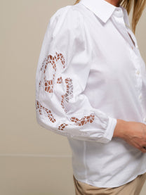 Blusa in cotone con maniche ricamate