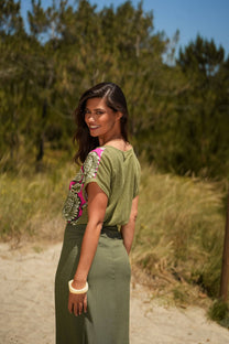 T-shirt stampata floreale con scollo a V