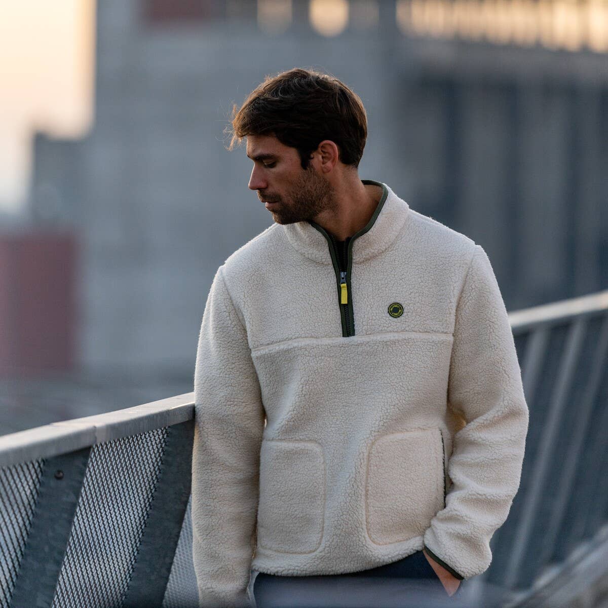 Felpa sherpa avorio con collo a zip