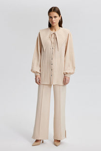 Camicia crema con maxi colletto e maniche a palloncino