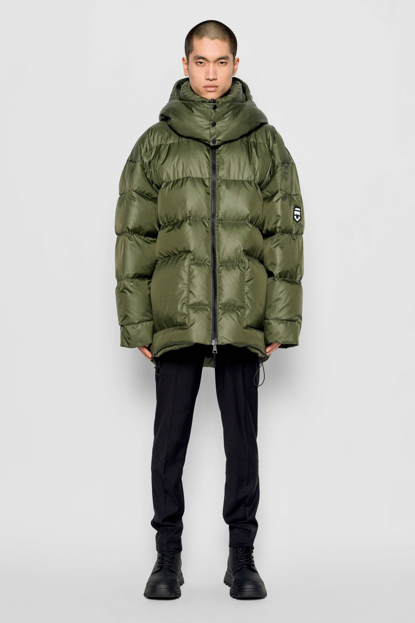 Piumino oversize Iconica verde militare con cappuccio rimovibile