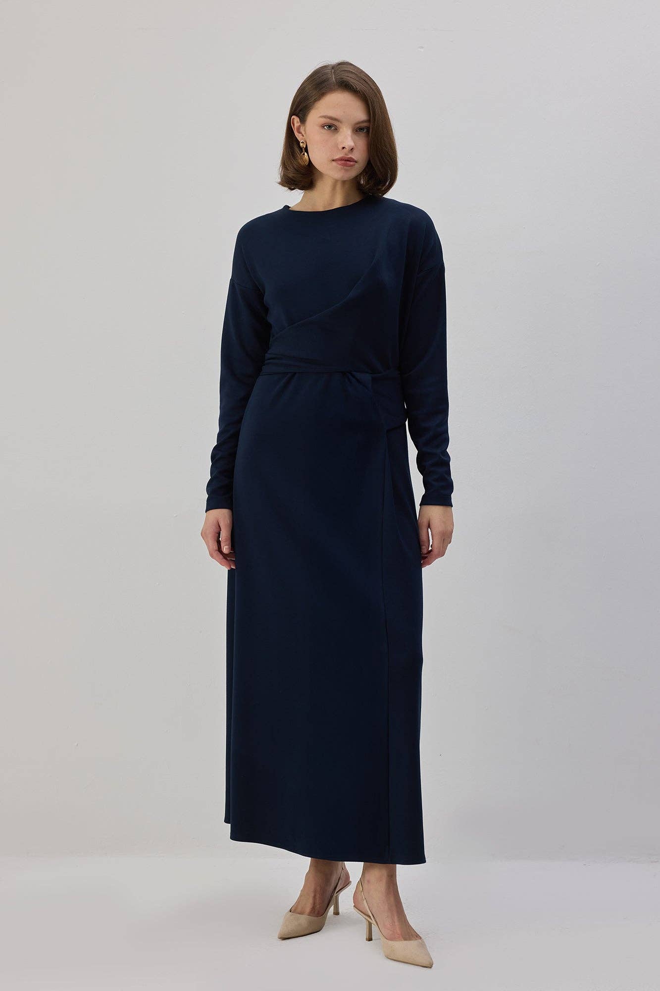 Abito lungo blu navy con drappeggio e cintura