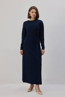 Abito lungo blu navy con drappeggio e cintura
