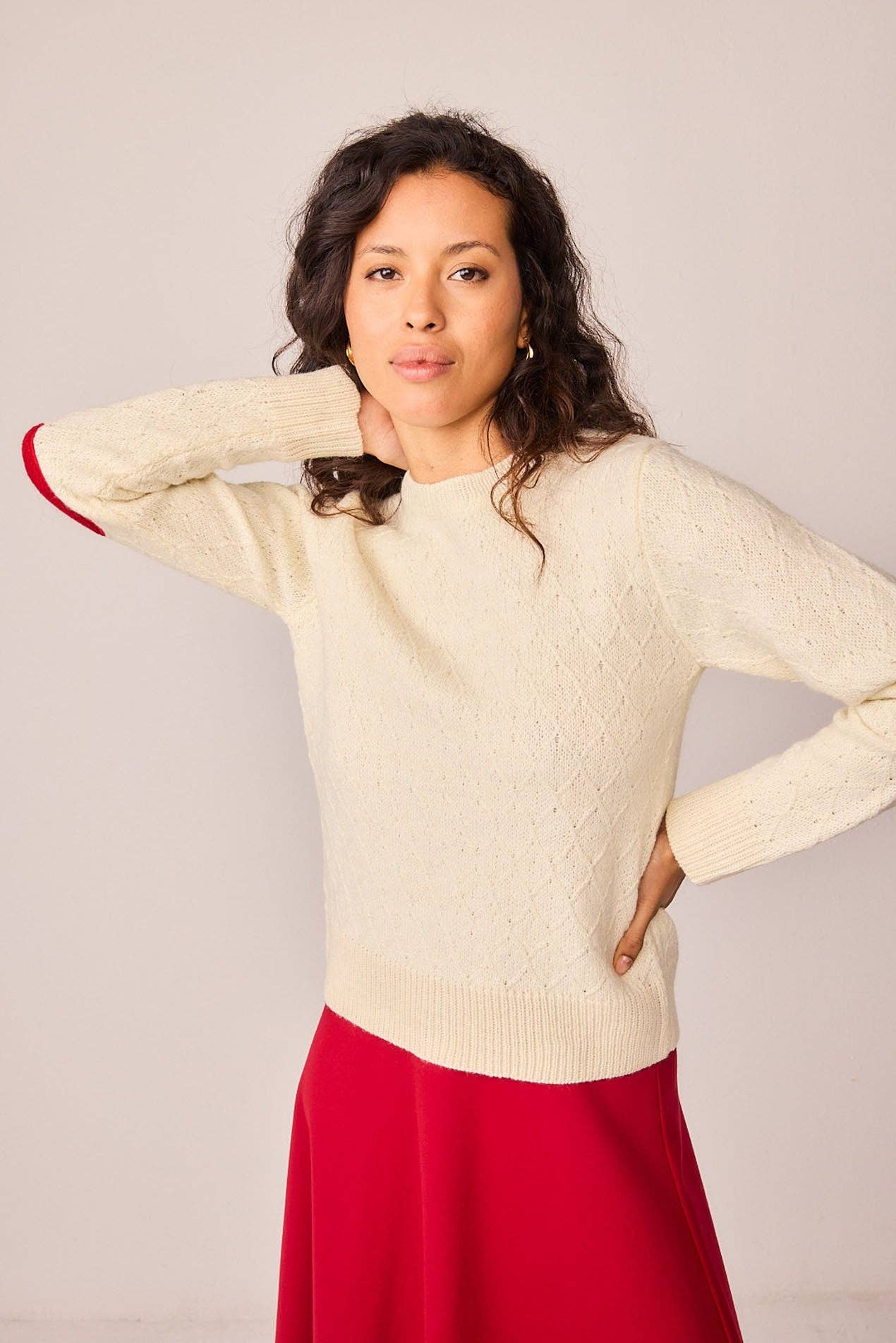 Maglione bianco in maglia con toppe a cuore e bottoni sul retro