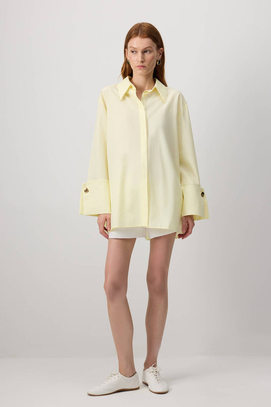 Camicia in popeline giallo burro con polsini oversize