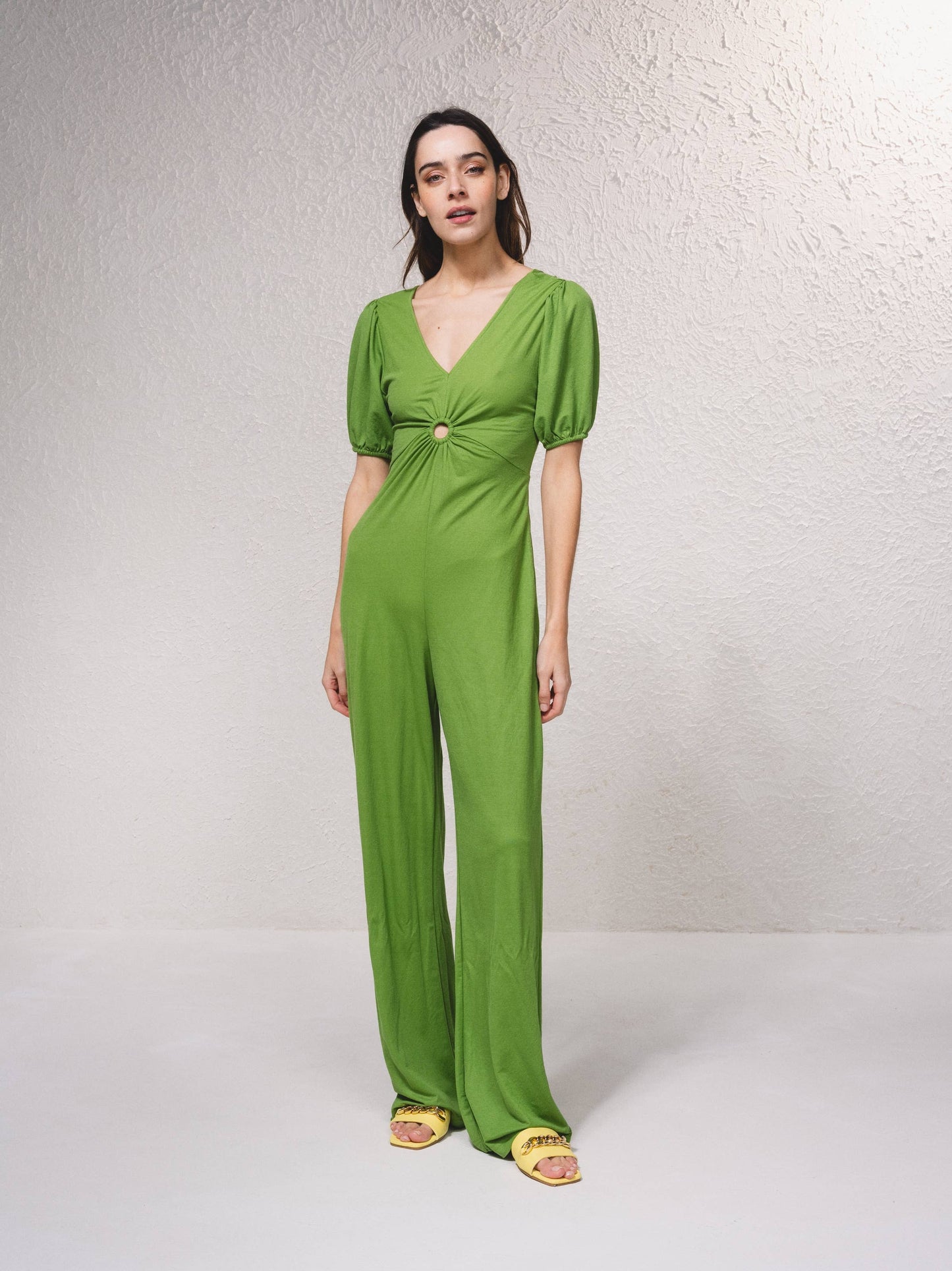 Tuta lunga a gamba larga con scollo a V e cut-out