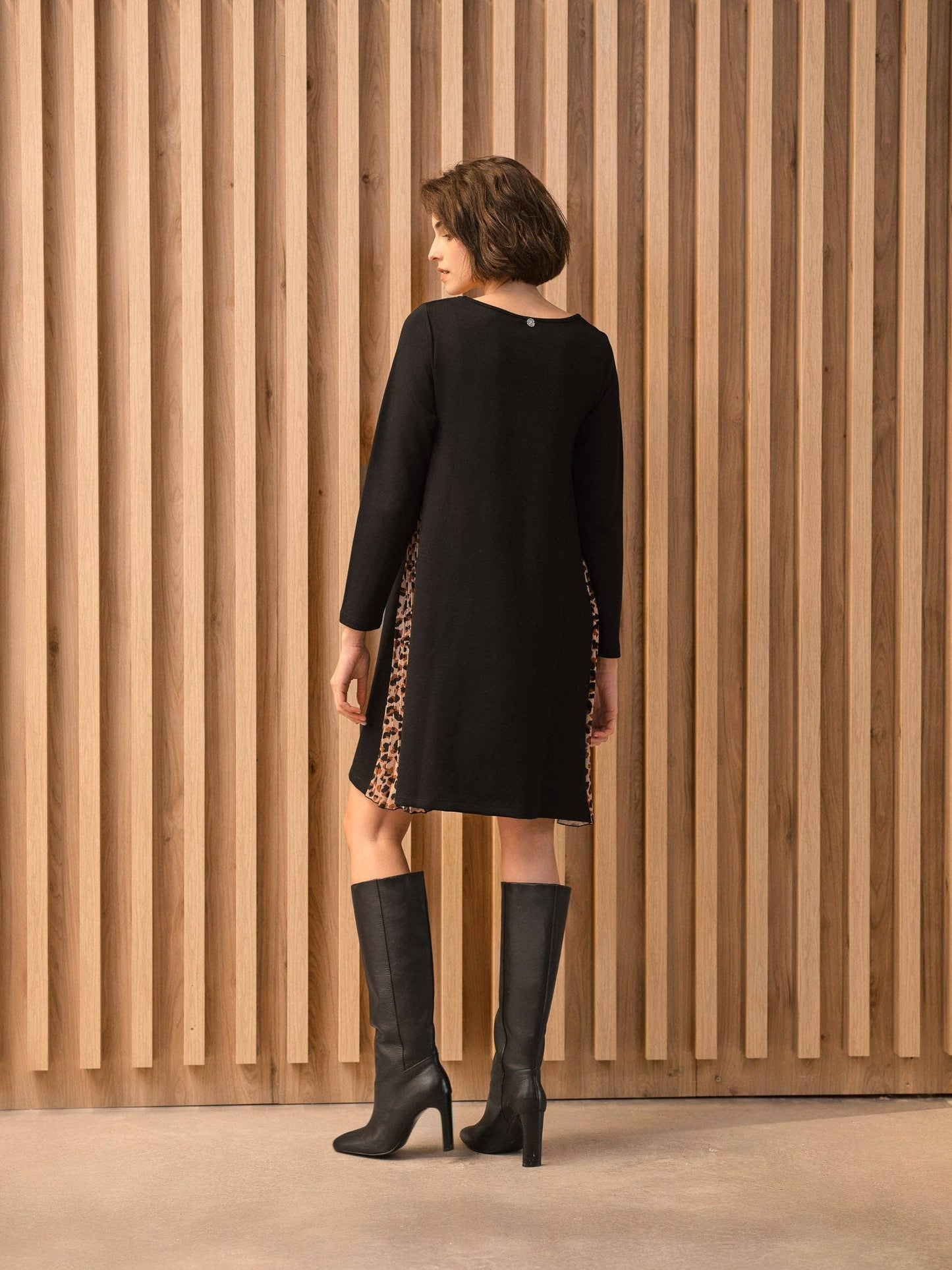 Abito plissettato nero con inserti animalier