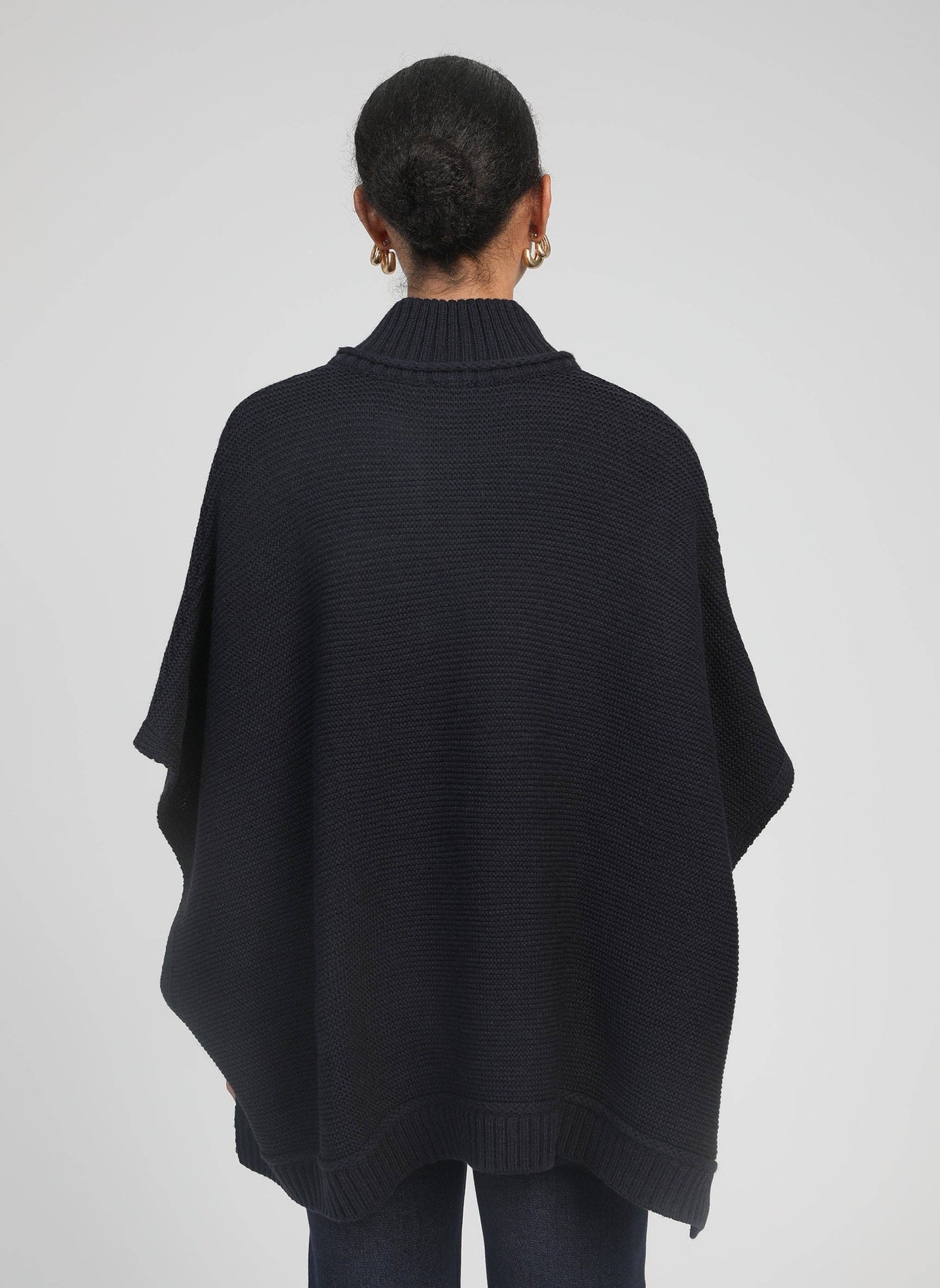 Poncho in maglia blu navy con collo alto