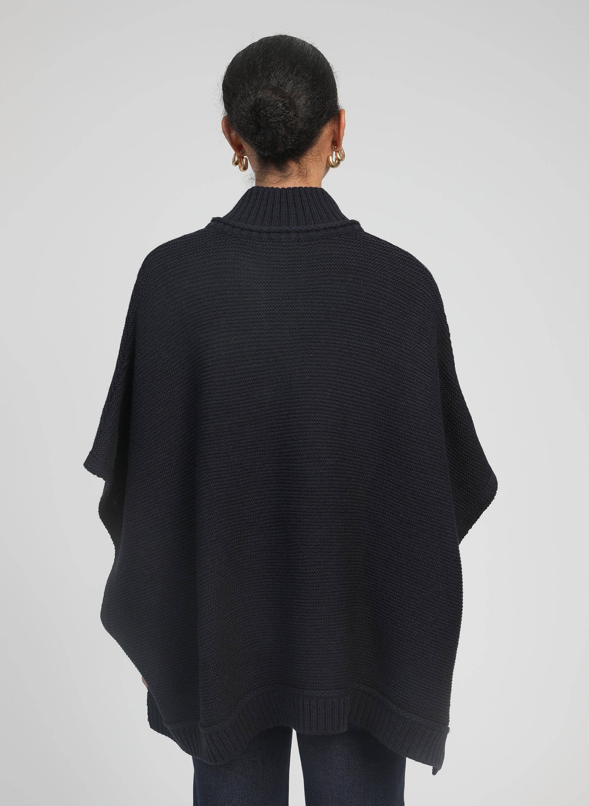 Poncho in maglia blu navy con collo alto