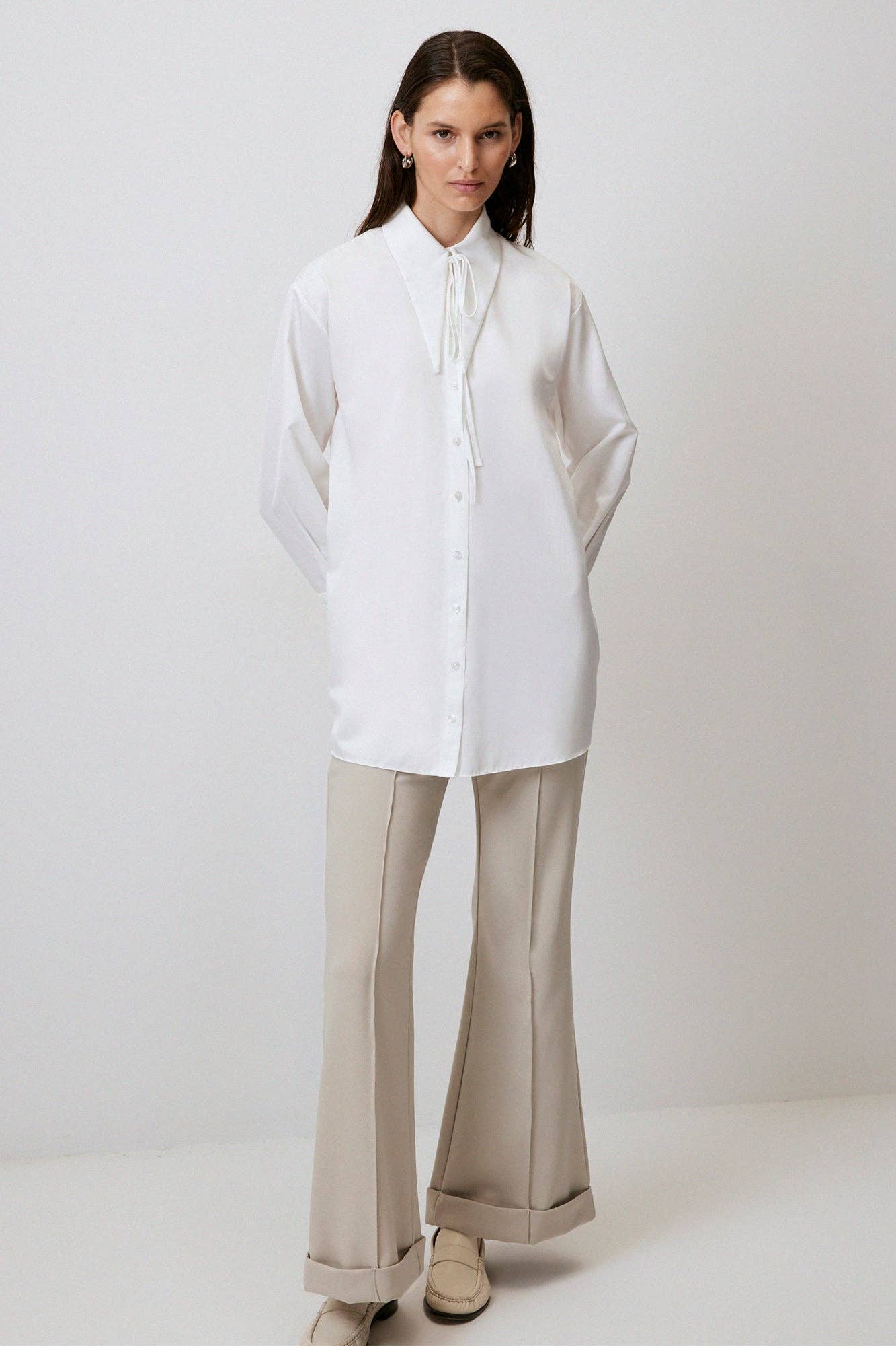 Camicia bianca con dettaglio cravatta