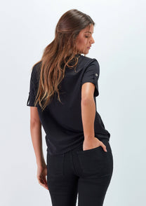 T-shirt con applicazione G in strass