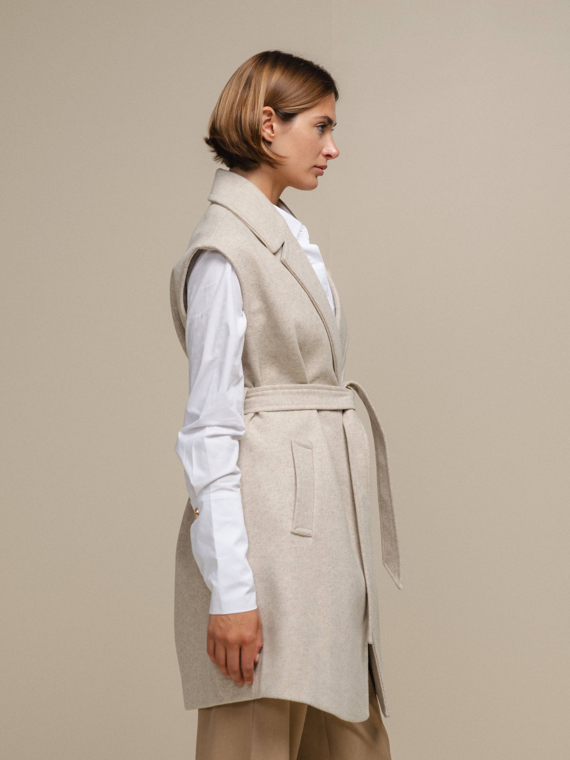 Gilet cappotto lungo con cintura color perla