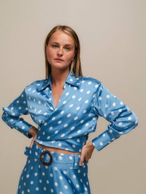 Blusa satinata a pois con fiocco