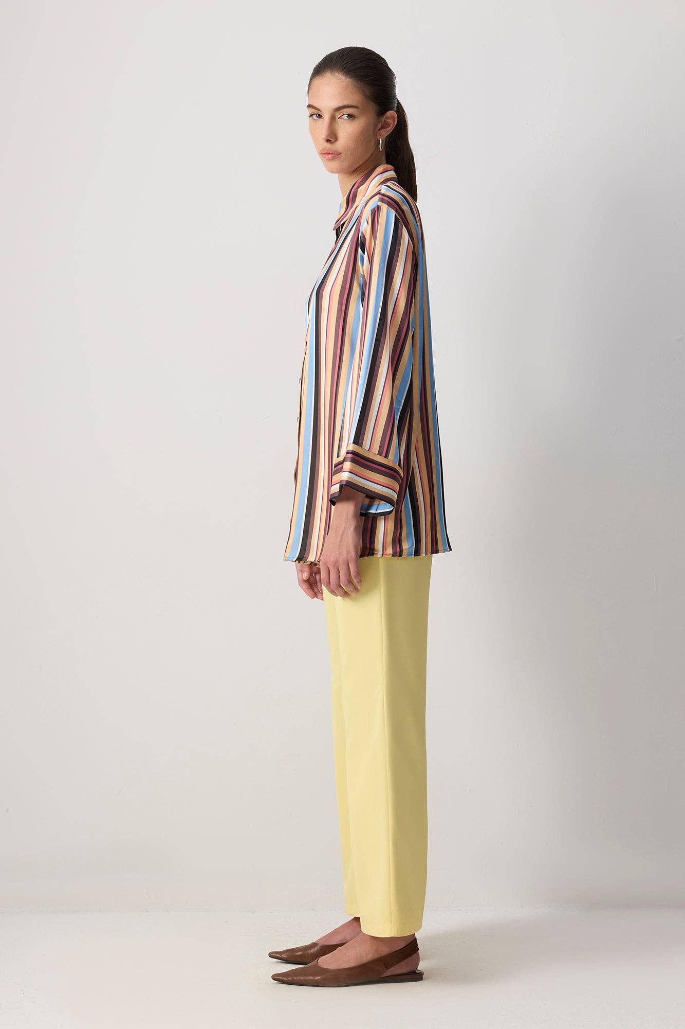 Camicia in raso a righe multicolore con polsini a contrasto