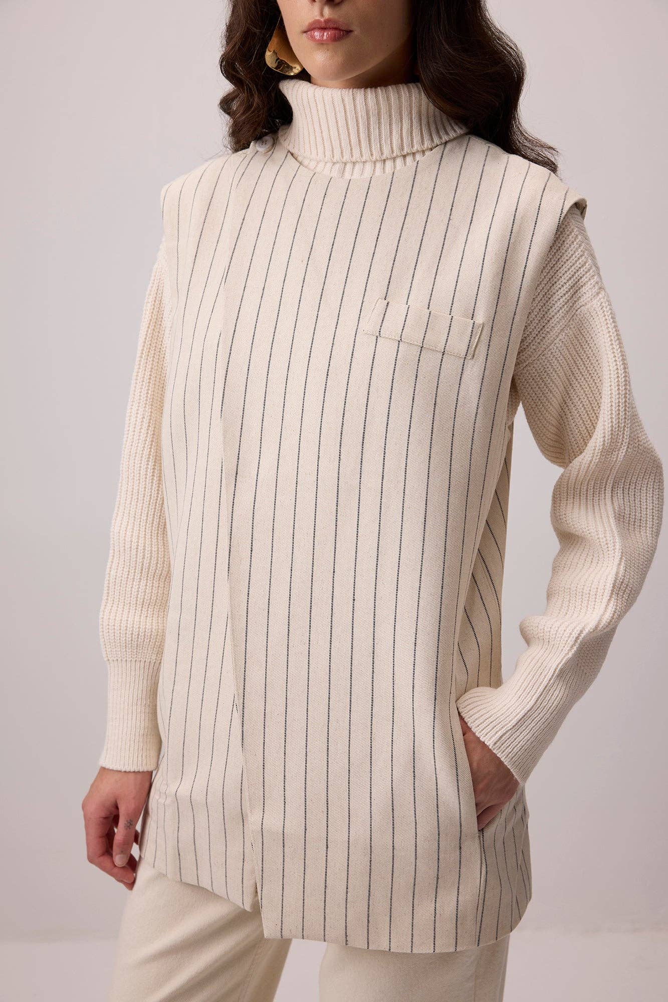 Gilet a collo alto a righe in misto lino e cotone