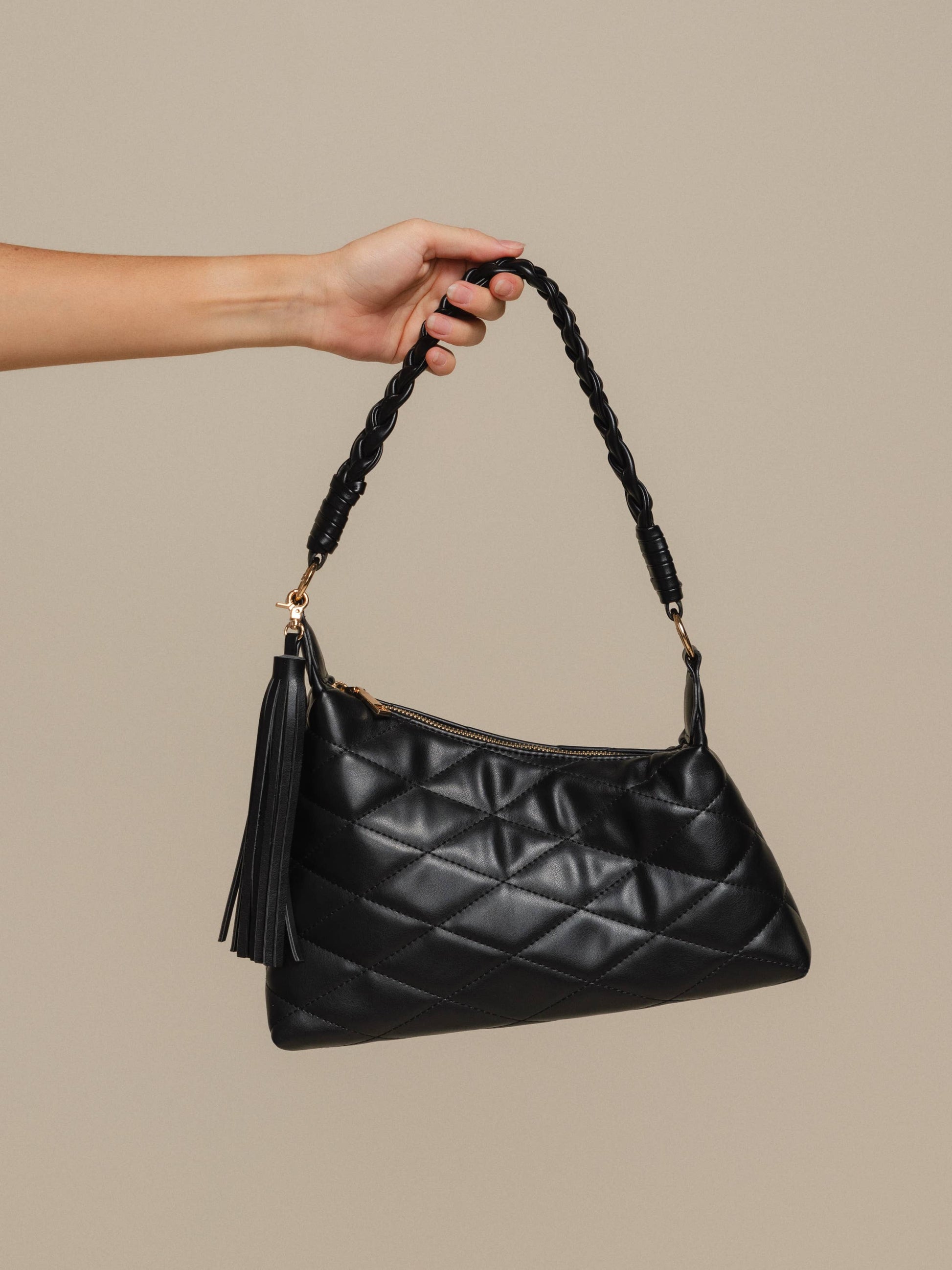 Borsa a spalla trapuntata in PU con manico intrecciato e nappina
