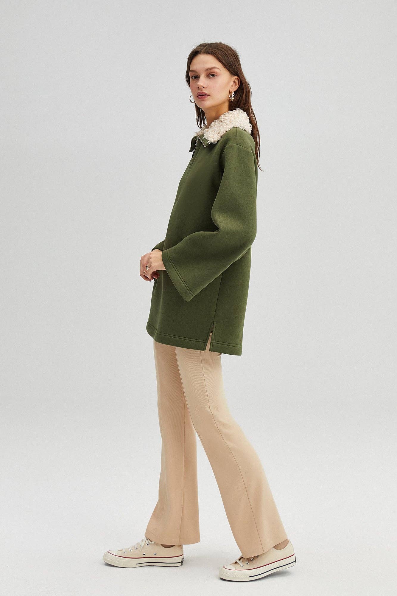 Felpa oversize con collo in pelliccia sintetica e mezza zip