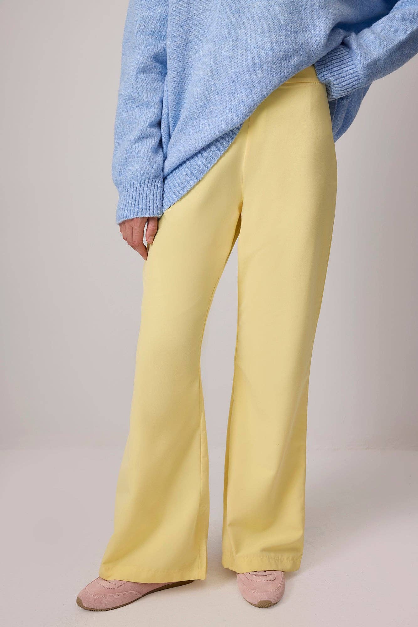 Pantaloni a zampa a vita alta giallo pastello con zip laterale