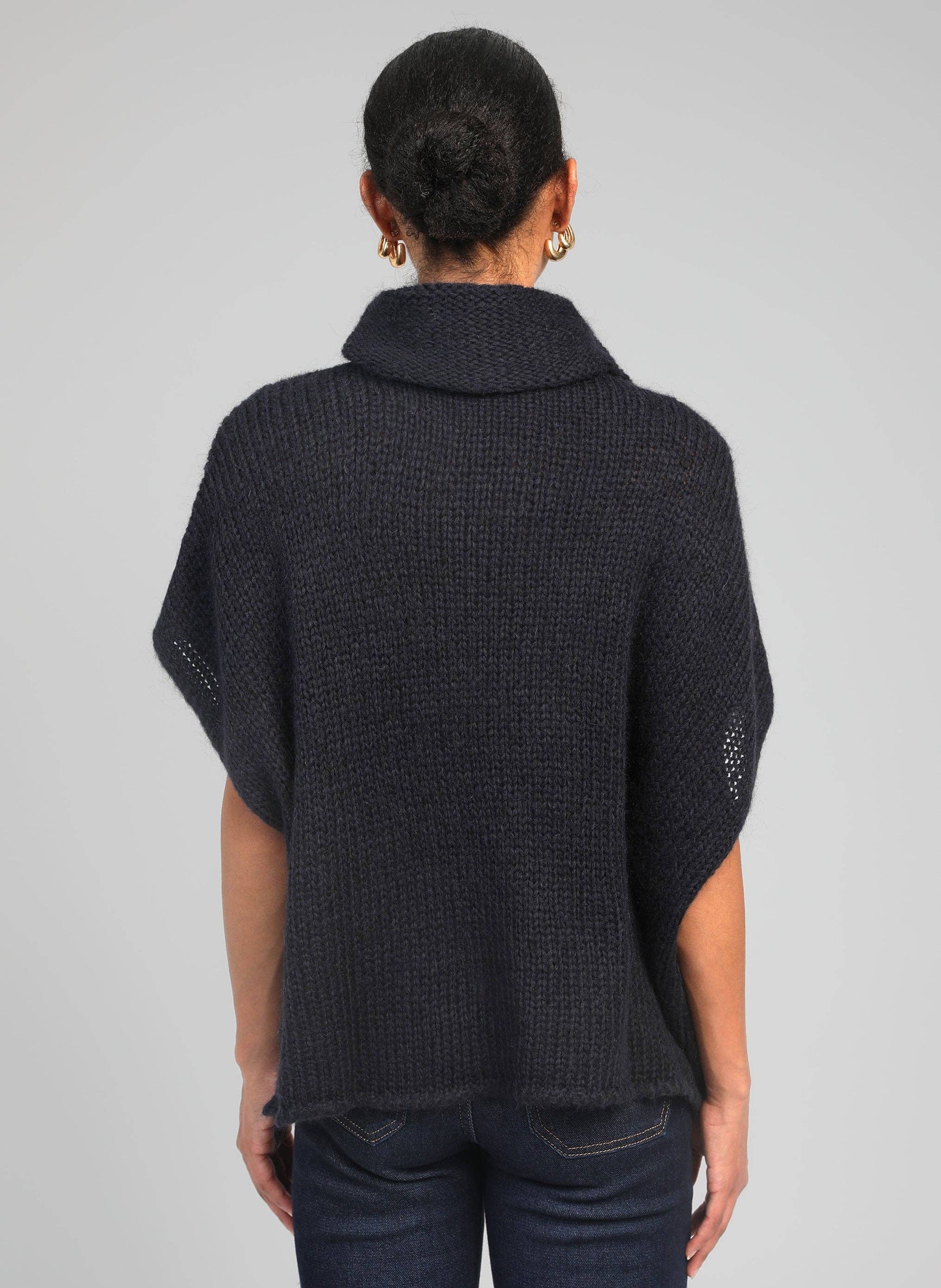 Maglione poncho oversize a collo alto blu navy
