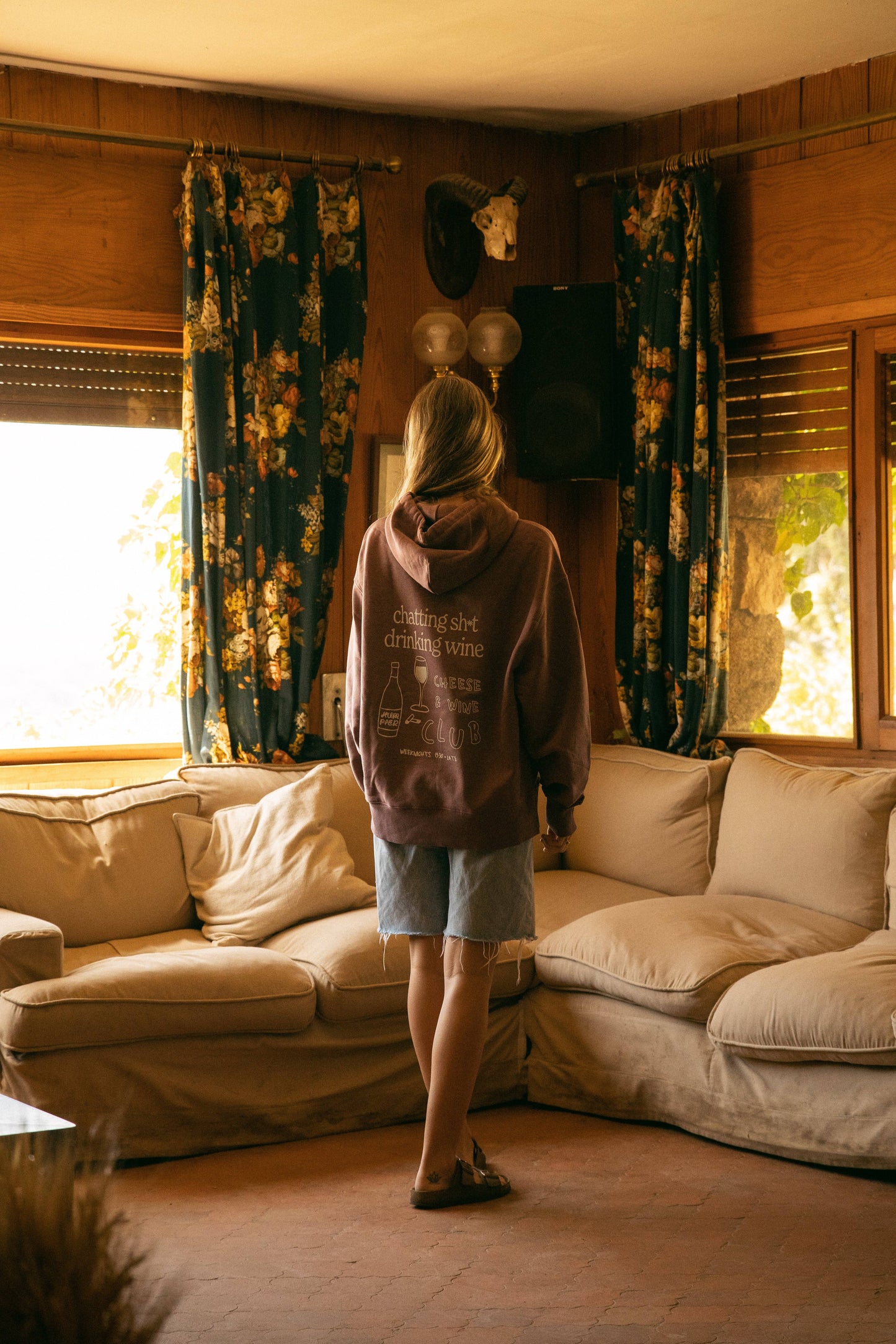 Felpa con cappuccio oversize con stampa Wine Club