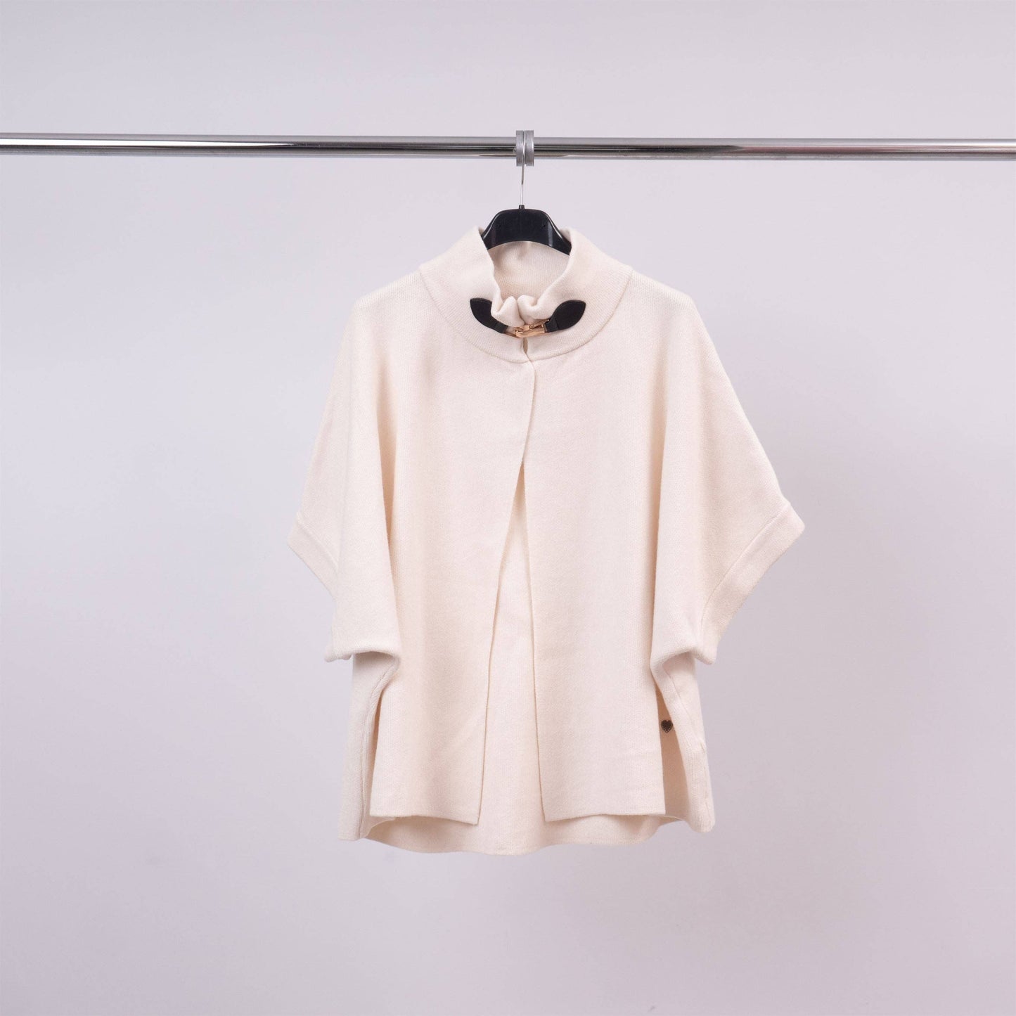 Cardigan smanicato con collo alto e fibbia decorativa