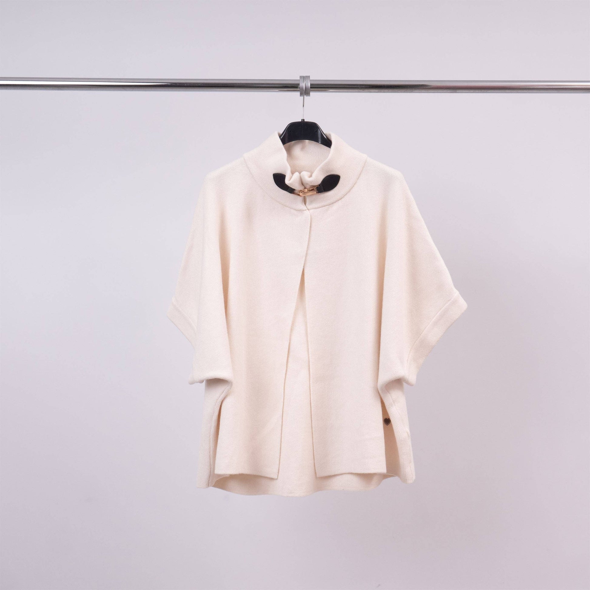Cardigan smanicato con collo alto e fibbia decorativa